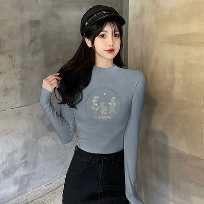 Vienspalvė moteriška palaidinė aukšta apykakle ir raštu