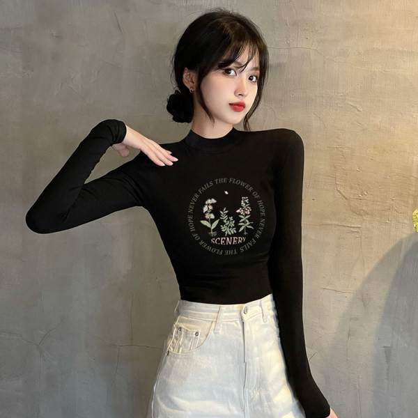 Vienspalvė moteriška palaidinė aukšta apykakle ir raštu