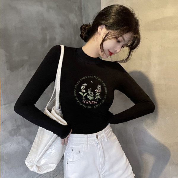 Vienspalvė moteriška palaidinė aukšta apykakle ir raštu