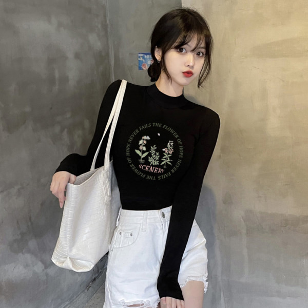 Vienspalvė moteriška palaidinė aukšta apykakle ir raštu