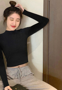 Ежедневна блуза с дълъг ръкав - изчистен модел