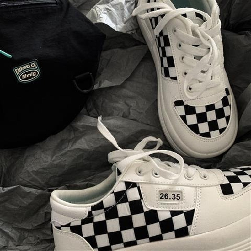 2022 pavasario ir vasaros moteriški batai storapadžiai sportbačiai juodai balti languoti laisvalaikio mergaičių studentų vulkanizuoti batai Suvarstomi