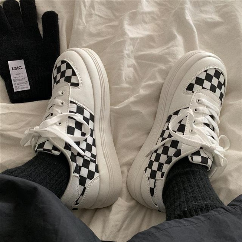2022 pavasario ir vasaros moteriški batai storapadžiai sportbačiai juodai balti languoti laisvalaikio mergaičių studentų vulkanizuoti batai Suvarstomi