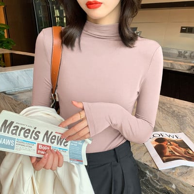 Ühevärviline pikkade varrukate ja polokraega naiste pluus