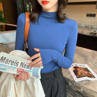 Ühevärviline pikkade varrukate ja polokraega naiste pluus