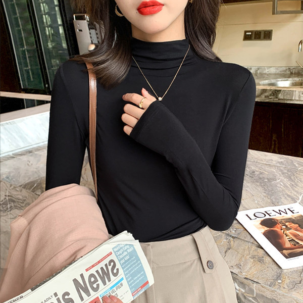 Ühevärviline pikkade varrukate ja polokraega naiste pluus