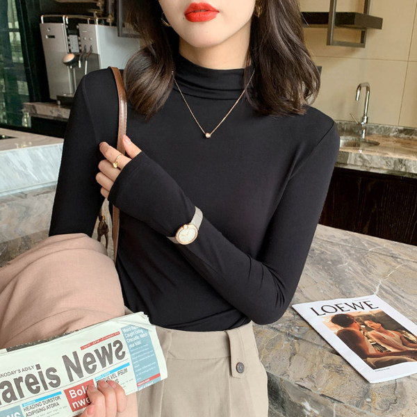 Ühevärviline pikkade varrukate ja polokraega naiste pluus