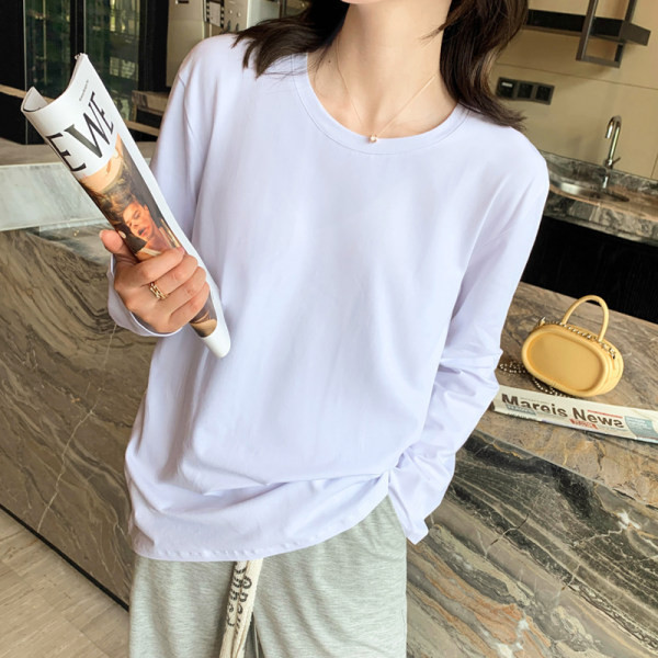 Široki model ženske bluze dugih rukava i ovalnog dekoltea