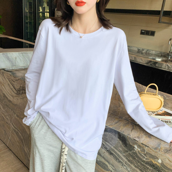 Široki model ženske bluze dugih rukava i ovalnog dekoltea