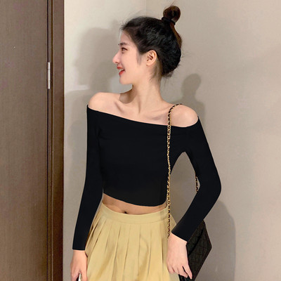 Vienspalvė moteriška palaidinė apnuogintais pečiais