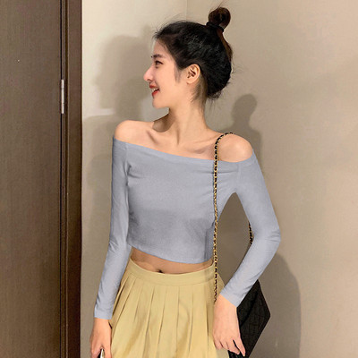 Vienspalvė moteriška palaidinė apnuogintais pečiais