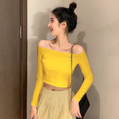 Vienspalvė moteriška palaidinė apnuogintais pečiais