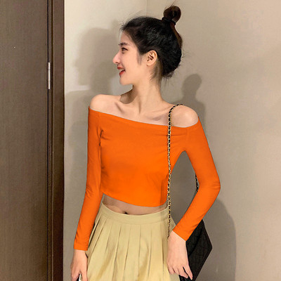 Vienspalvė moteriška palaidinė apnuogintais pečiais