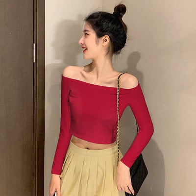 Vienspalvė moteriška palaidinė apnuogintais pečiais