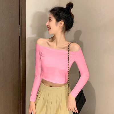 Vienspalvė moteriška palaidinė apnuogintais pečiais