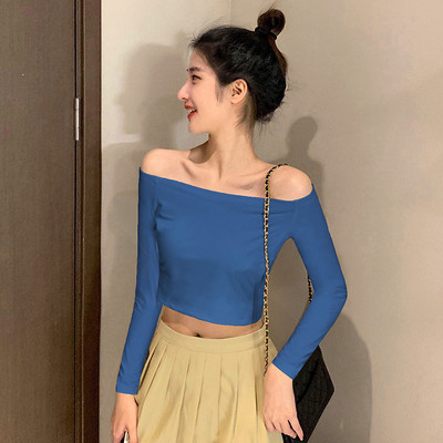 Vienspalvė moteriška palaidinė apnuogintais pečiais