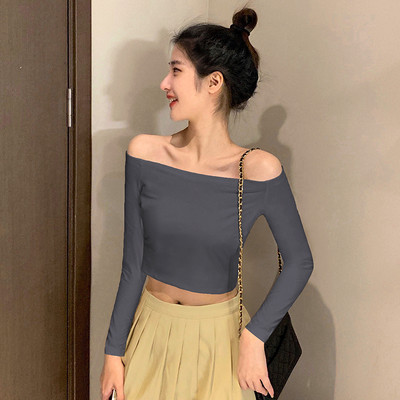 Vienspalvė moteriška palaidinė apnuogintais pečiais