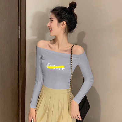 Moteriška palaidinė su raštu ir laivelio iškirpte