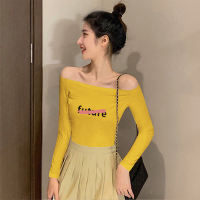 Moteriška palaidinė su raštu ir laivelio iškirpte