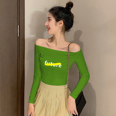 Moteriška palaidinė su raštu ir laivelio iškirpte