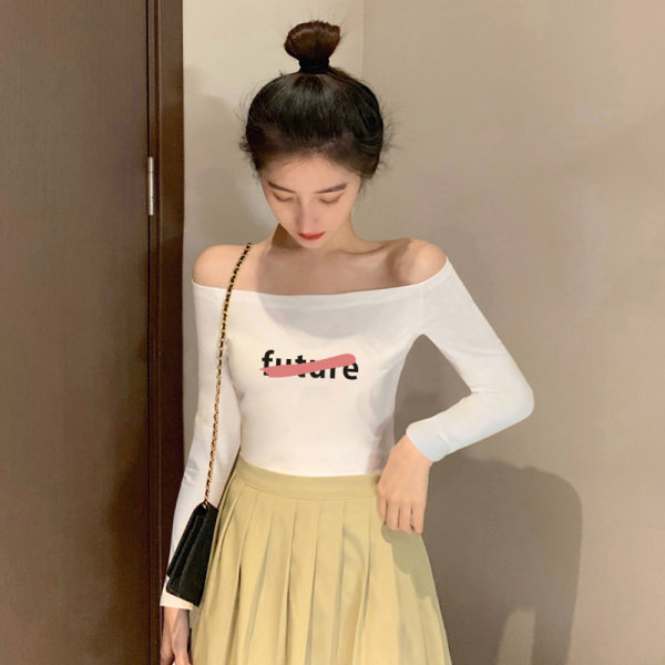 Moteriška palaidinė su raštu ir laivelio iškirpte