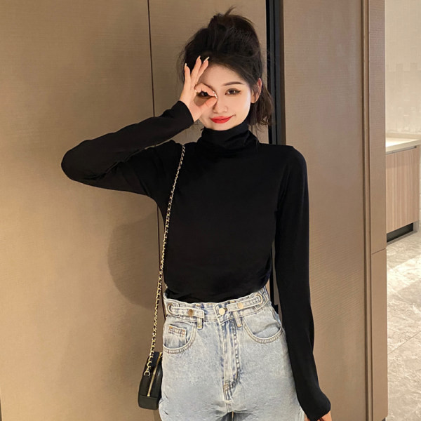 Naiste kõrge polokraega pluus - valget ja musta värvi