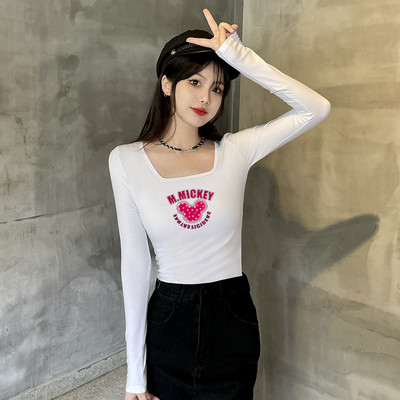 Moteriška palaidinė ilgomis rankovėmis ir kvadratine iškirpte