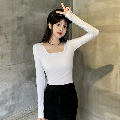 Moteriška palaidinė ilgomis rankovėmis ir kvadratine iškirpte