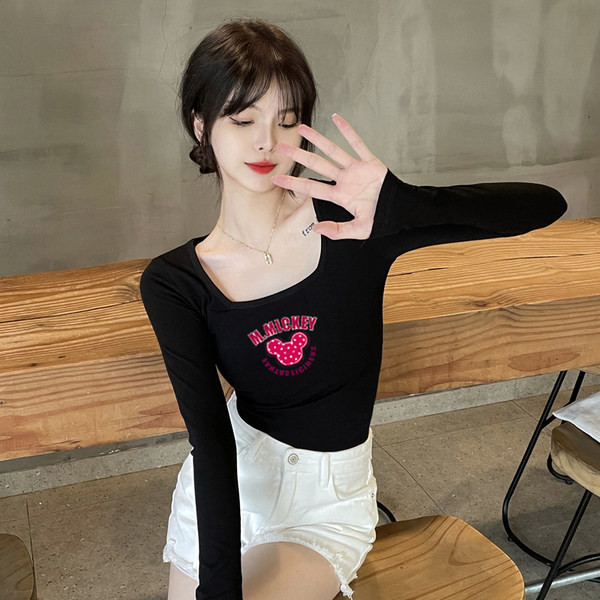 Moteriška palaidinė ilgomis rankovėmis ir kvadratine iškirpte