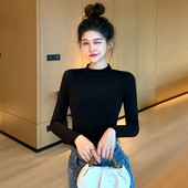 Švarus moteriškos palaidinės su aukšta apykakle modelis