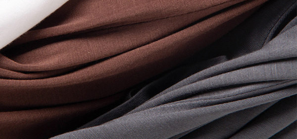 Švarus moteriškos palaidinės su aukšta apykakle modelis