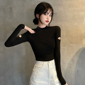 Naiste ühevärviline kõrge krae ja suurejooneliste varrukatega pluus