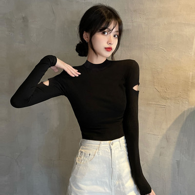 Naiste ühevärviline kõrge krae ja suurejooneliste varrukatega pluus