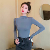 Női blúz hosszú ujjal és középső nyakkal