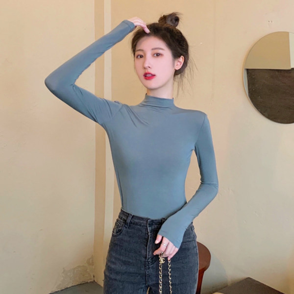 Női blúz hosszú ujjal és középső nyakkal