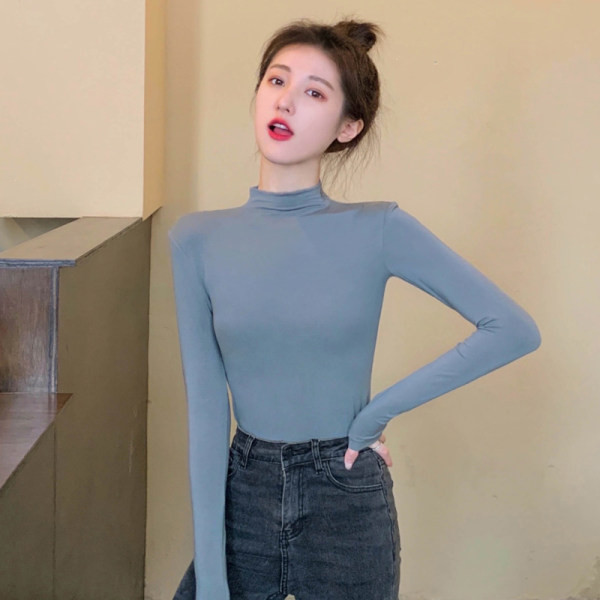 Női blúz hosszú ujjal és középső nyakkal