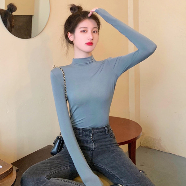 Női blúz hosszú ujjal és középső nyakkal