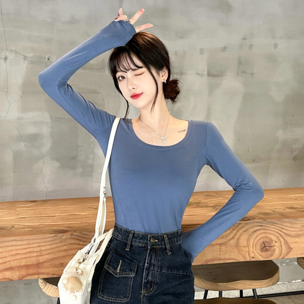 Paprasta moteriška palaidinė su prigludusiu raštu