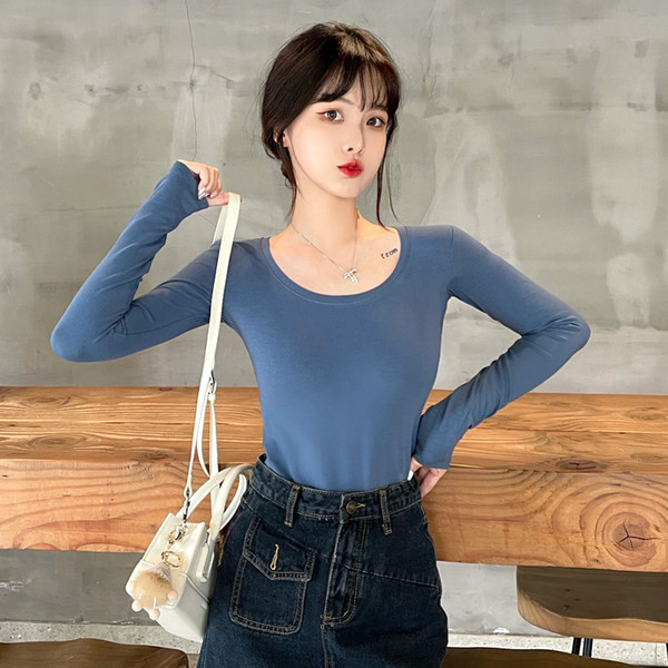 Paprasta moteriška palaidinė su prigludusiu raštu