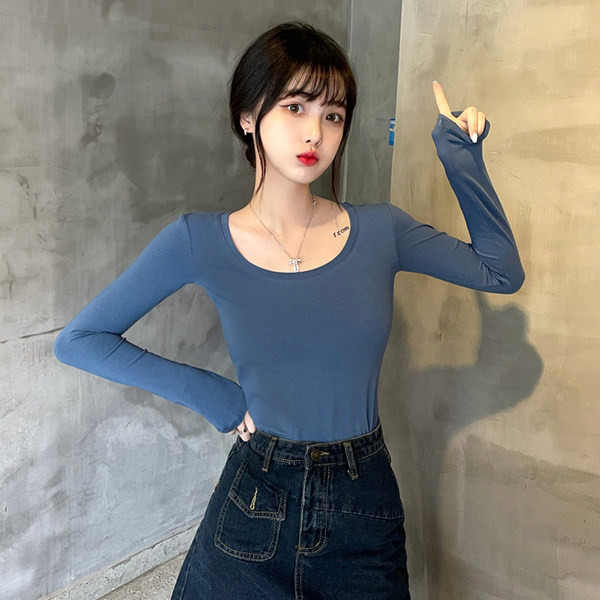 Paprasta moteriška palaidinė su prigludusiu raštu