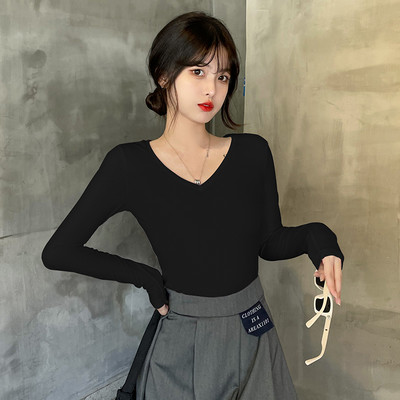 Letisztult mintájú, hegyes nyakkivágású női alkalmi blúz