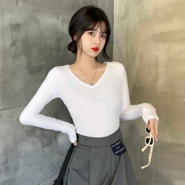 Letisztult mintájú, hegyes nyakkivágású női alkalmi blúz