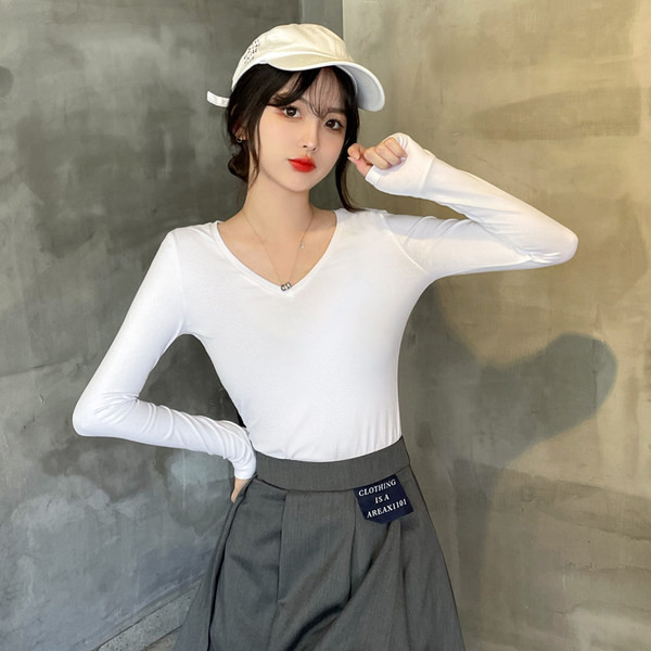 Letisztult mintájú, hegyes nyakkivágású női alkalmi blúz