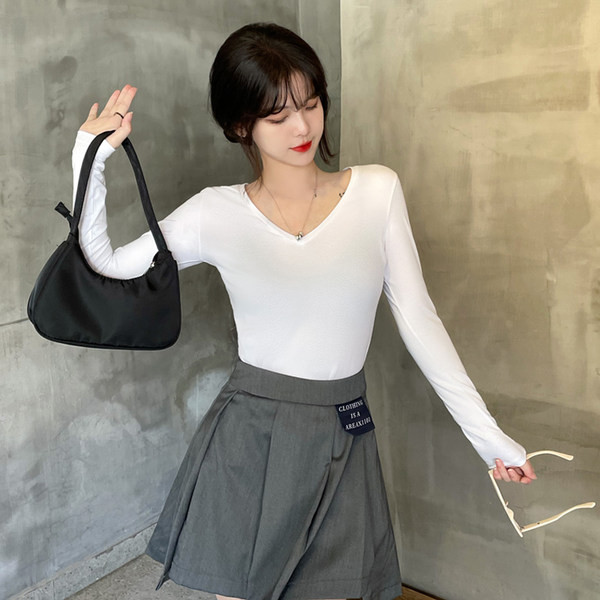 Letisztult mintájú, hegyes nyakkivágású női alkalmi blúz