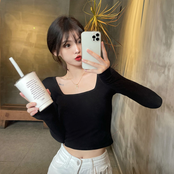 Női blúz négyzet alakú nyakkivágással, két színben