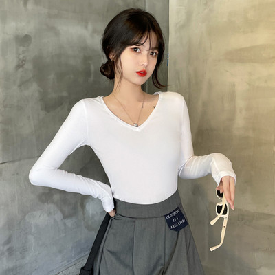 Modern női blúz hegyes nyakkivágással - több színben