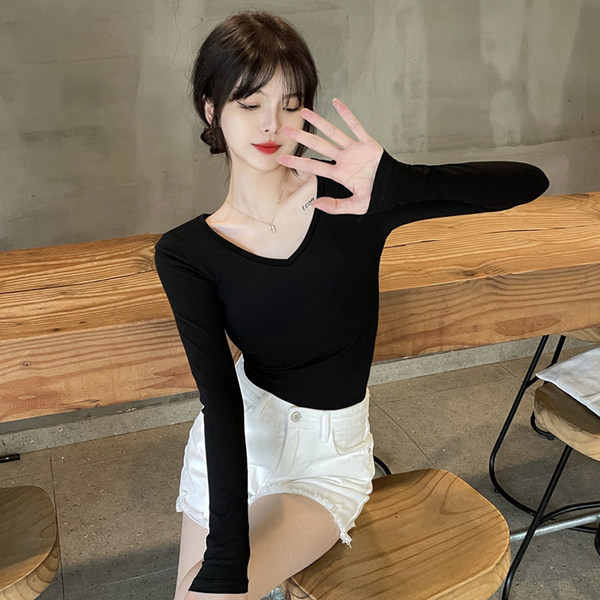 Modern női blúz hegyes nyakkivágással - több színben