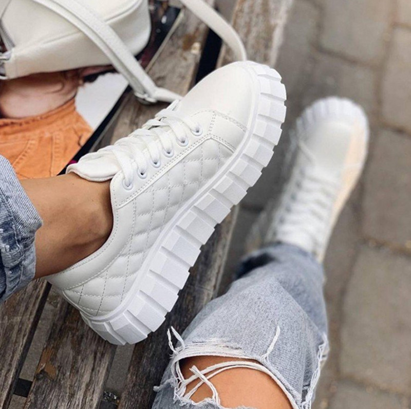 Női naplopók Felcsúsztatható könnyű hálós futócipők Légáteresztő nyári alkalmi ékek Cipők Divat vulkanizált cipők Női tornacipők