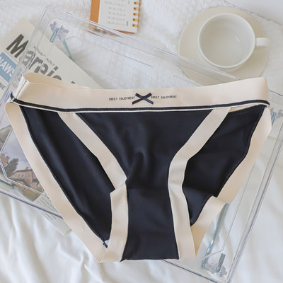 Varrat nélküli női bugyi szalaggal