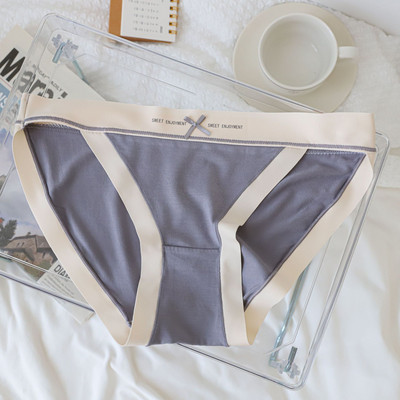 Varrat nélküli női bugyi szalaggal